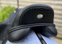 Fairfax-Sattel Performance Dressur Cara, Monoflap. (Farbe: Schwarz Sattelblatt: Plain/Standard, Sitzgröße: 17 Zoll / ca. 43 cm)